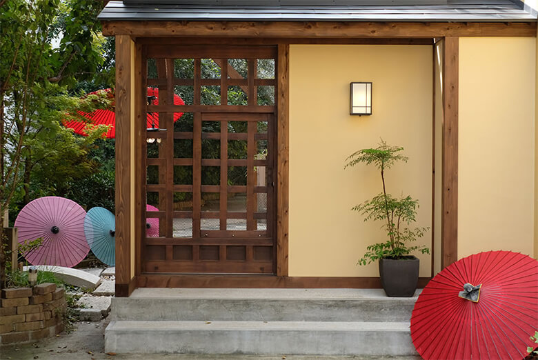 アンティーク引き戸を使った日本家屋門柱の写真